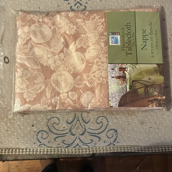 Flannel back tablecloth - Picture 3 of 5